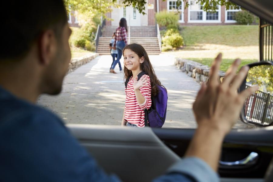 Kind mit dem Auto zur Schule fahren