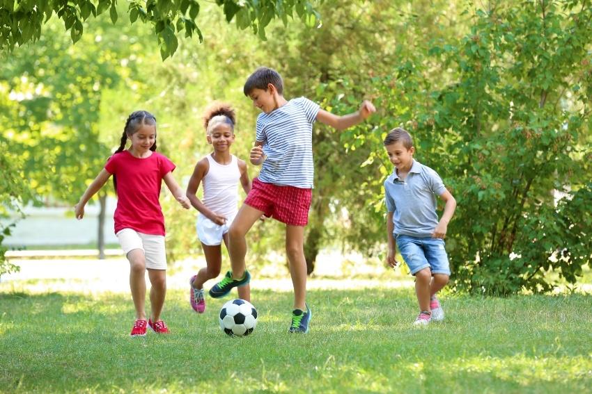 Kinder beim Fussball spielen - Haltungsschäden bei Kindern vermeiden