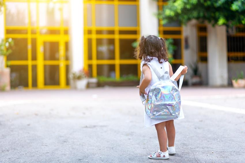 Junges Mädchen mit Rucksack für den Kindergarten