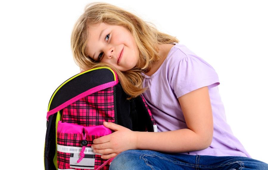 Mädchen lehnt auf Schulrucksack - Schulranzen sauber machen