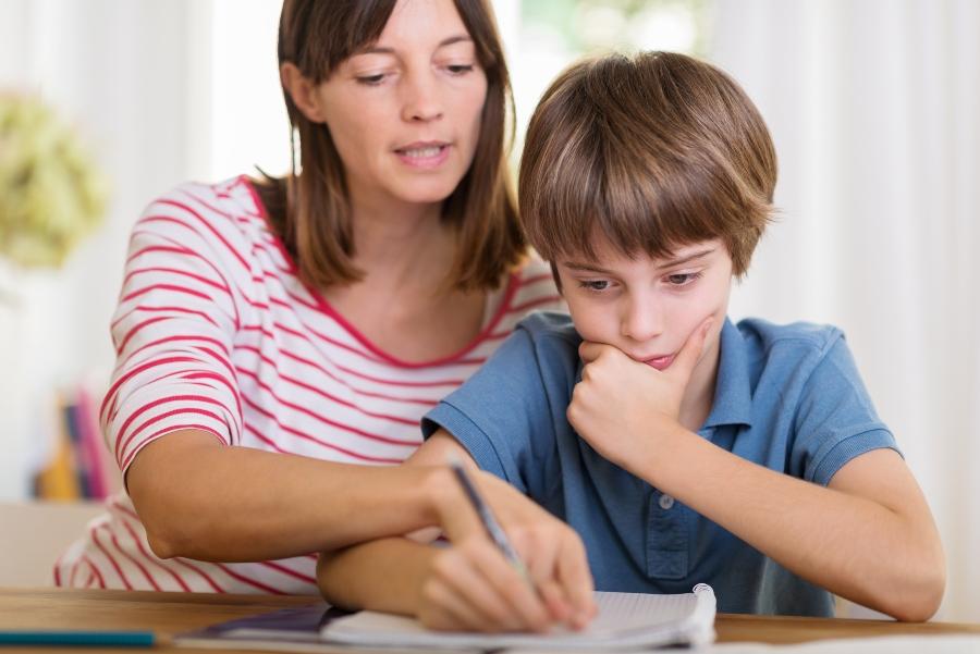 Mutter erklaert Sohn die Hausaufgaben uebertritt-in-die-5-klasse