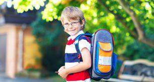 Schulkind mit einem Schulrucksack