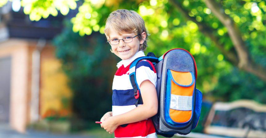 Schulkind mit einem Schulrucksack