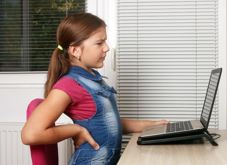 Rueckenschmerzen bei Kindern durch langes Sitzen aktion-gesunder-ruecken