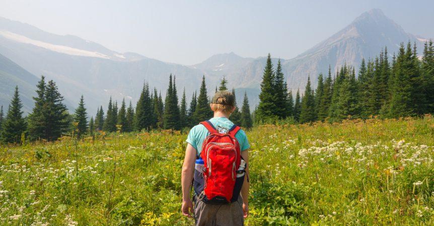 Junge wandert mit Rucksack in den Bergen Daypacks für Beruf und Freizeit