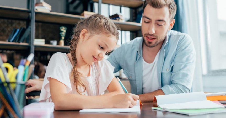 Kind macht Hausaufgaben mit dem Vater