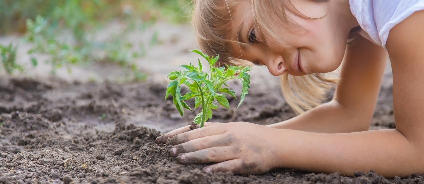 Kind pflanzt etwas - Umweltschutz