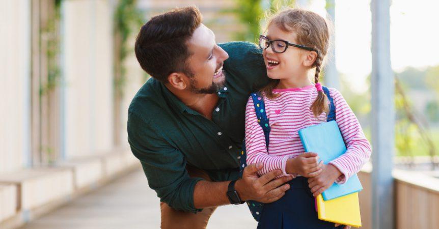 Junges Mädchen am ersten Schultag - beliebte Schulranzenmarken