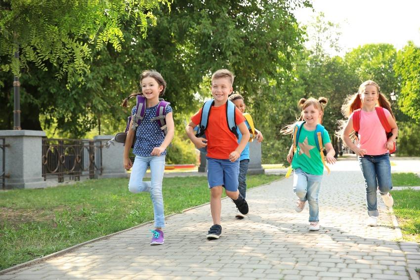 Kinder rennen mit Schulranzen auf dem Schulweg - Schulranzenvergleich beim Neukauf