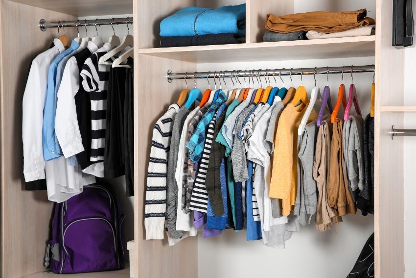  Rucksäcke aufbewahren zum Beispiel im Kleiderschrank