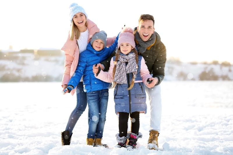 Familie mit 2 Kindern im Schnee