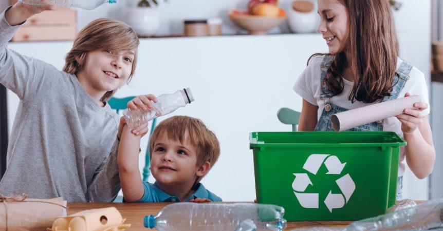 Kinder helfen beim Recycling - Nachhaltigkeitssiegel für Schulranzen