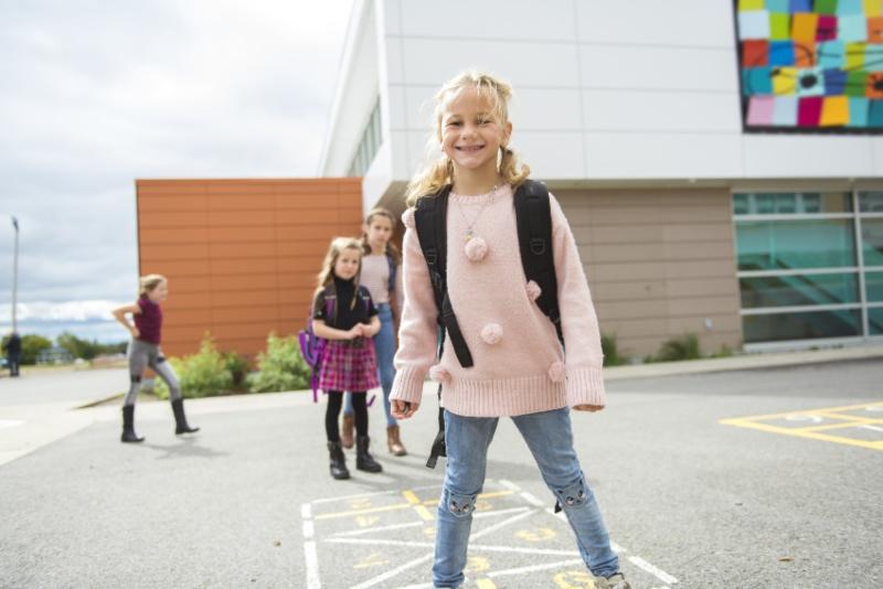 Mädchen spielt Hüpfekästchen - Konzentration in der Schule fördern durch Ablenkung in der Pause