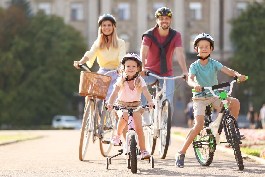 Junge Familie fährt mit dem Fahrrad