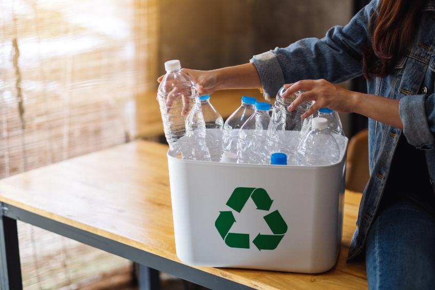 Frau recycelt Plastikflaschen