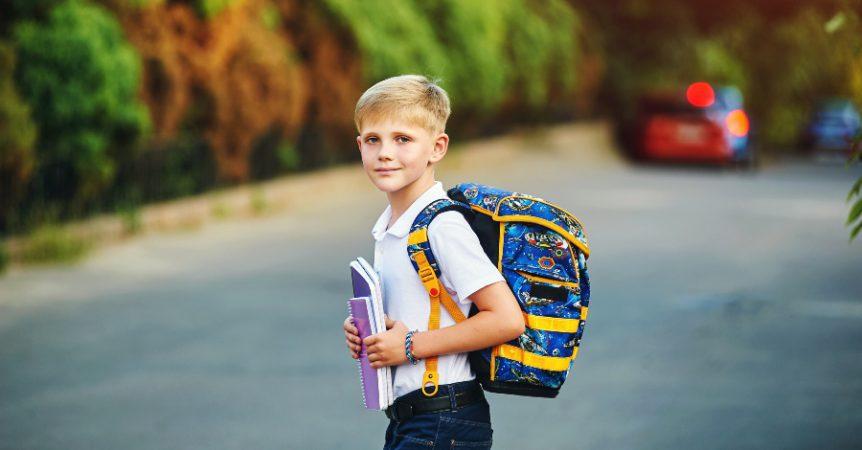 Junge auf dem Schulweg - Atmungsaktivität bei Schulranzen