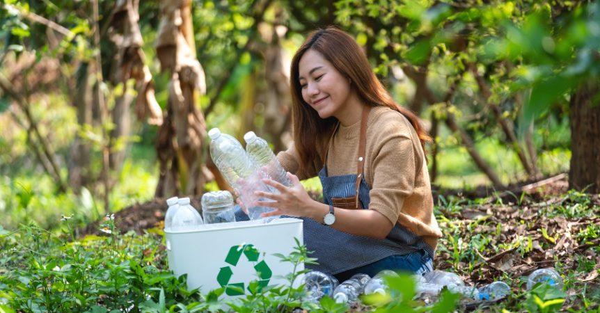 Vegane Rucksäcke - junge Frau sammelt Plastikflaschen