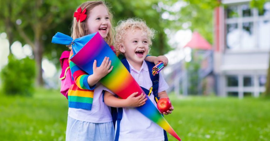 Zwei Kinder mit Schultüte - Ideen zur Einschulungsfeier