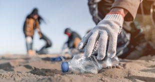 SEAQUAL-Mann-sammelt-Plastikflasche-ein